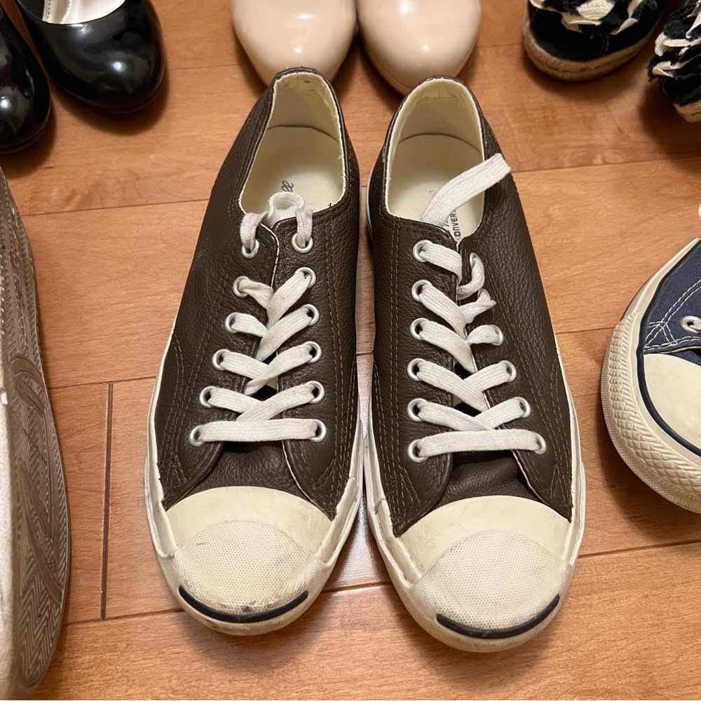 Brown leather converse